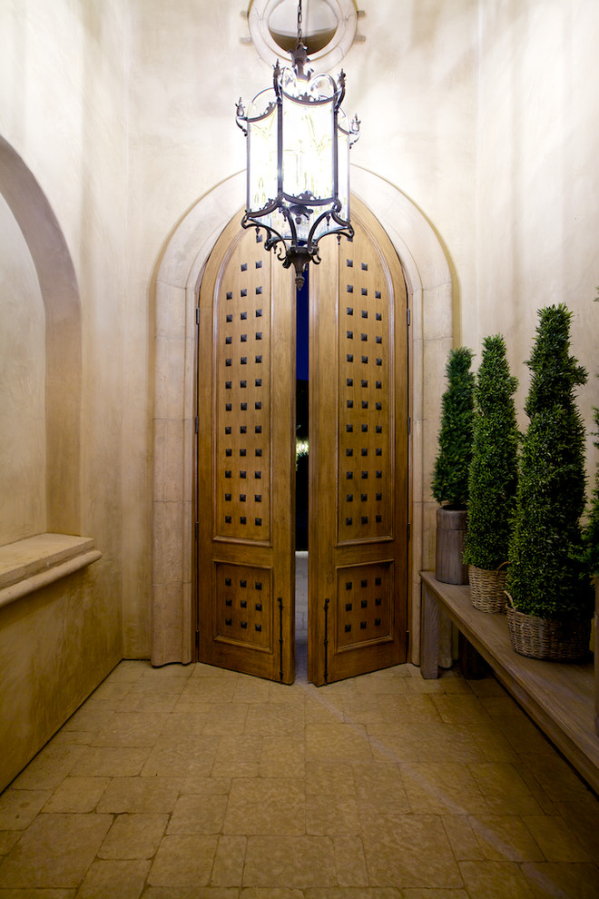 Idee per un ingresso o corridoio chic con pareti beige, una porta a due ante e una porta in legno bruno