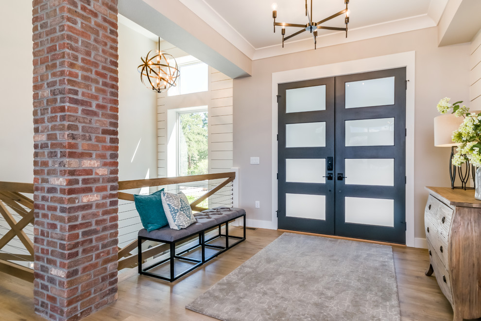 Mittelgroße Landhausstil Haustür mit beiger Wandfarbe, braunem Holzboden, Doppeltür, Haustür aus Glas und braunem Boden in Denver