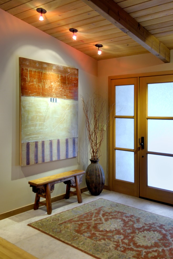 Стильный дизайн: входная дверь среднего размера в восточном стиле с одностворчатой входной дверью, белыми стенами, полом из керамогранита, стеклянной входной дверью и белым полом - последний тренд