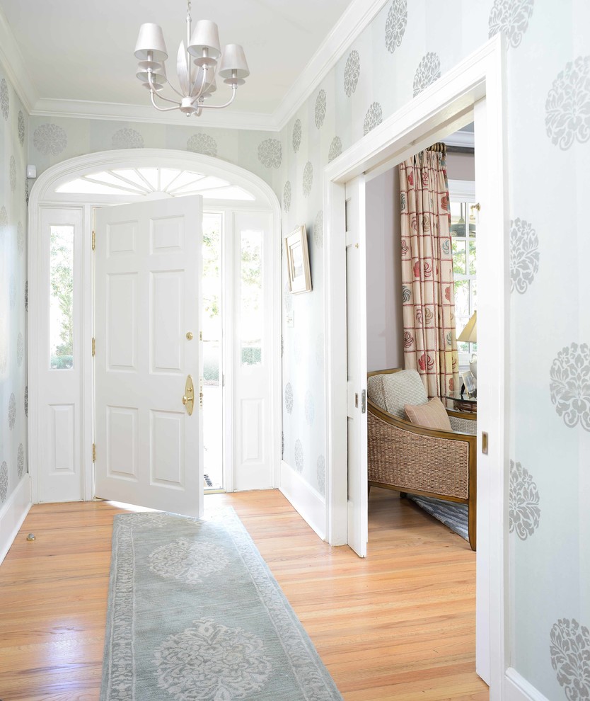 Idee per un grande ingresso minimal con pareti con effetto metallico, parquet chiaro, una porta singola e una porta bianca