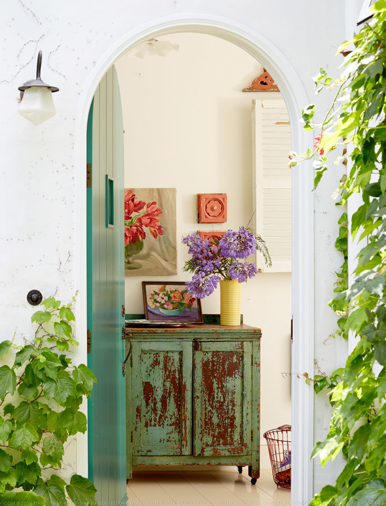 Bild på en liten shabby chic-inspirerad ingång och ytterdörr, med vita väggar, en enkeldörr och en grön dörr