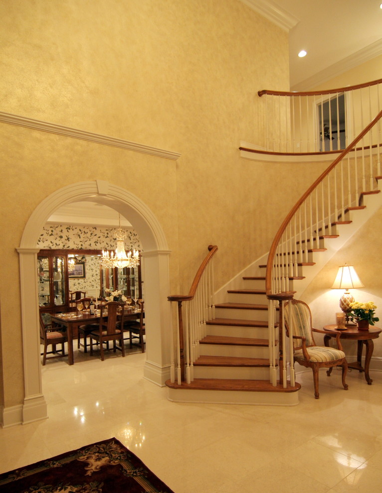 Großes Klassisches Foyer mit beiger Wandfarbe, Porzellan-Bodenfliesen, Doppeltür und hellbrauner Holzhaustür in Tampa