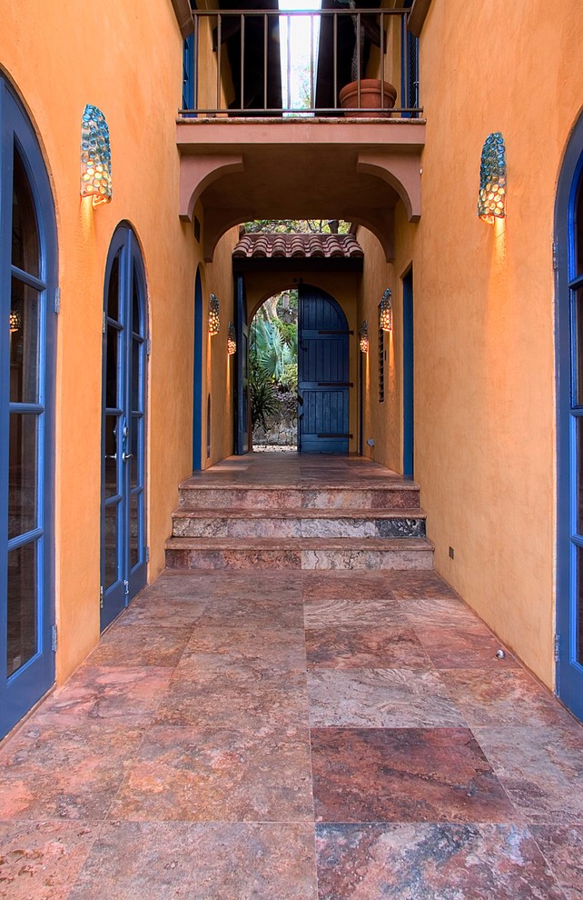 タンパにある地中海スタイルのおしゃれな玄関 (オレンジの壁) の写真