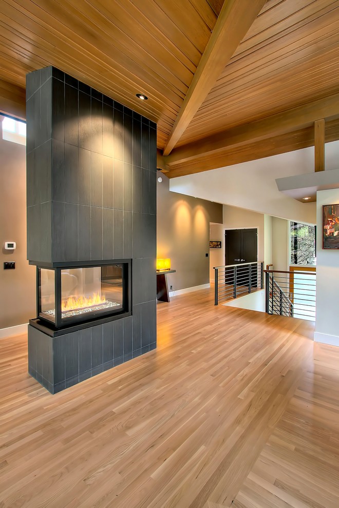 Photo of an expansive contemporary entrance in Seattle with a black front door.