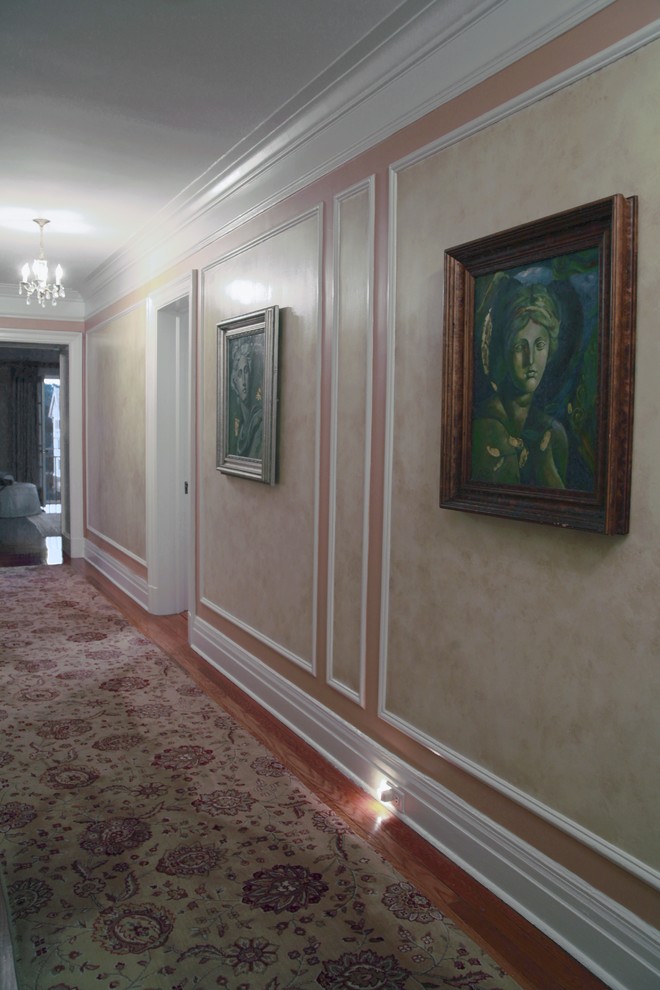 Idée de décoration pour une entrée tradition avec un couloir, un mur rose et parquet clair.