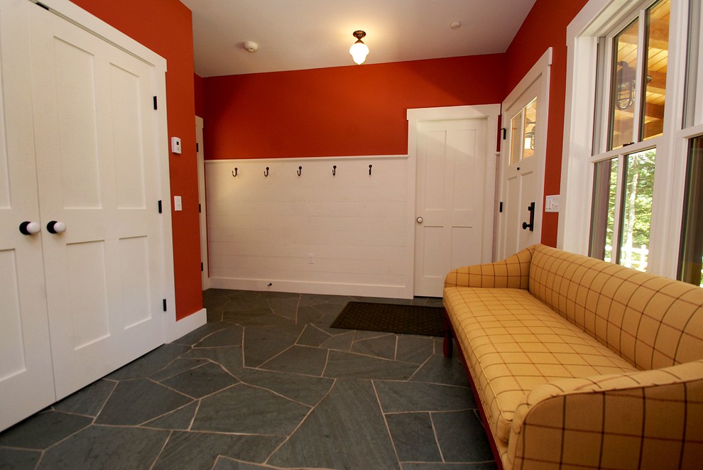 Источник вдохновения для домашнего уюта: фойе в стиле кантри с красными стенами, полом из сланца, одностворчатой входной дверью и белой входной дверью