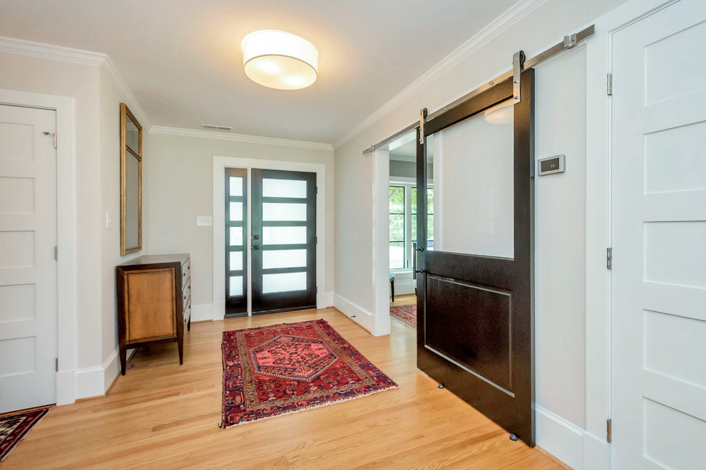 Mittelgroße Eklektische Haustür mit beiger Wandfarbe, hellem Holzboden, Einzeltür, Haustür aus Glas und braunem Boden in Washington, D.C.