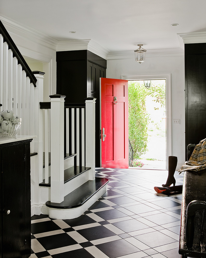 Источник вдохновения для домашнего уюта: фойе в классическом стиле с белыми стенами, одностворчатой входной дверью, красной входной дверью и полом из керамической плитки
