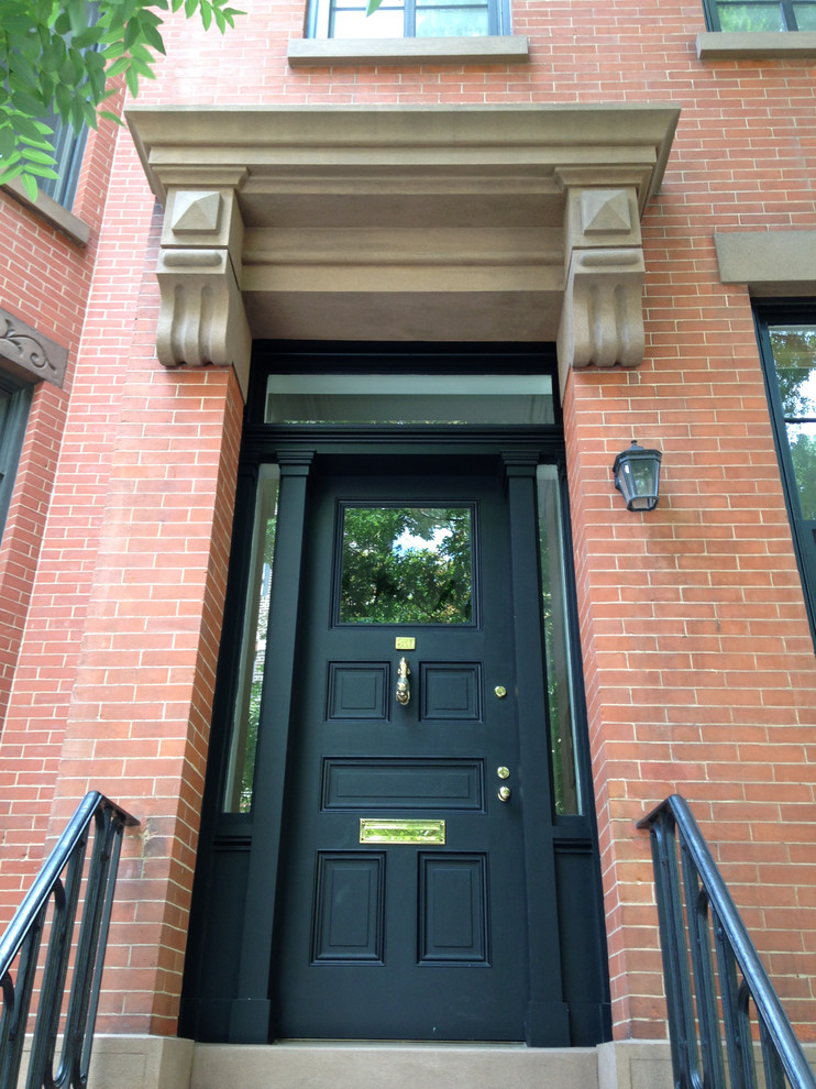 Große Klassische Haustür mit Einzeltür und schwarzer Haustür in New York