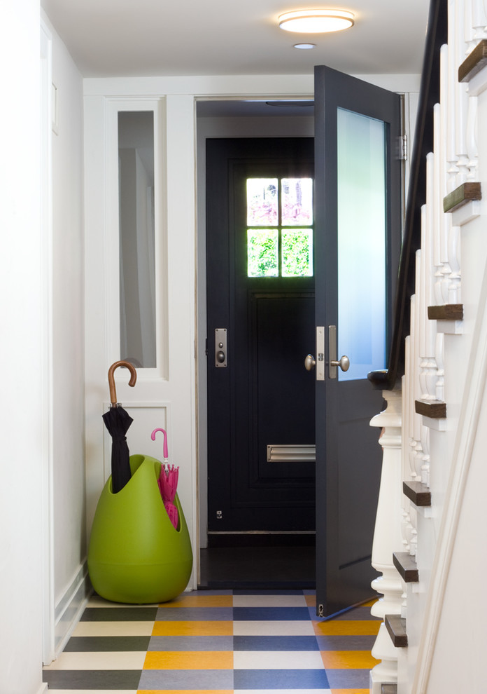 На фото: прихожая: освещение в современном стиле с белыми стенами, одностворчатой входной дверью, черной входной дверью и разноцветным полом с