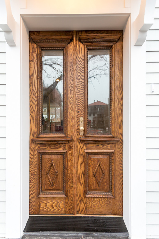Diseño de puerta principal rústica de tamaño medio con puerta doble y puerta de madera en tonos medios