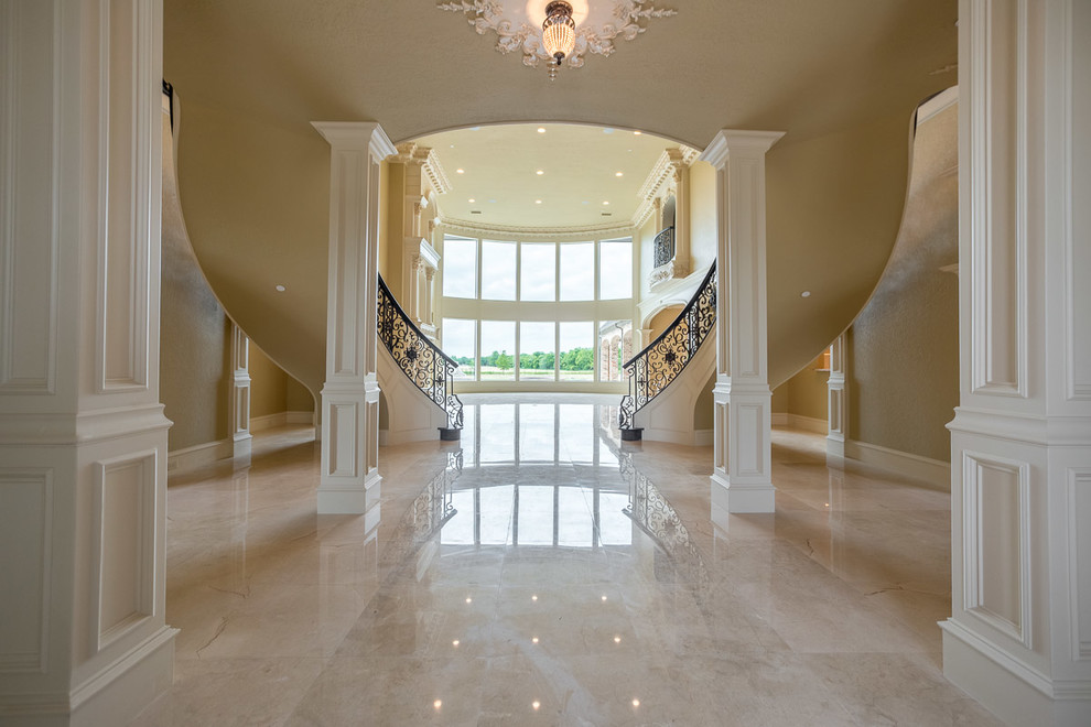 Exemple d'un hall d'entrée avec un sol en marbre.