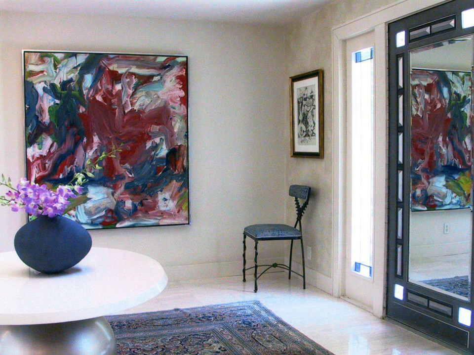 Ispirazione per un ampio ingresso moderno con pareti beige, pavimento in marmo, una porta a due ante e una porta in metallo