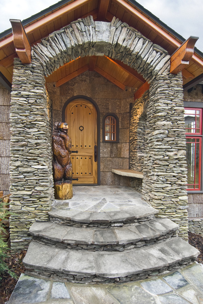 Klassischer Eingang mit Einzeltür und hellbrauner Holzhaustür in Raleigh