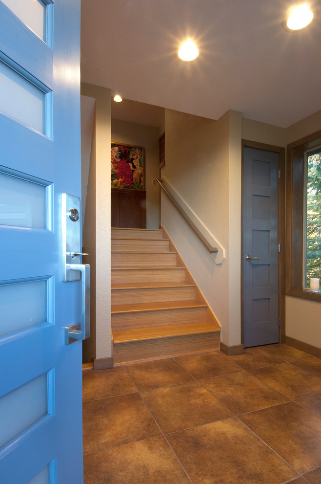シアトルにある高級な中くらいなトランジショナルスタイルのおしゃれな玄関ロビー (ベージュの壁、セラミックタイルの床、グレーのドア) の写真