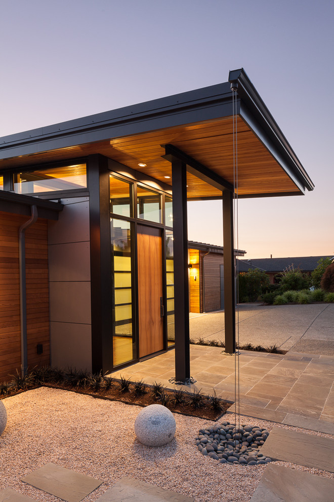 Moderne Haustür mit Einzeltür, heller Holzhaustür, Betonboden und grauem Boden in Seattle