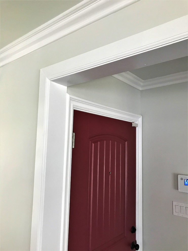 На фото: фойе среднего размера в стиле модернизм с серыми стенами, темным паркетным полом, одностворчатой входной дверью, красной входной дверью и коричневым полом