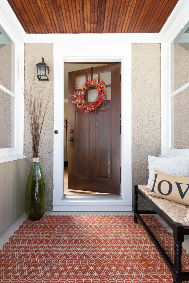 ミネアポリスにある小さなトラディショナルスタイルのおしゃれな玄関ラウンジ (ベージュの壁、塗装フローリング、濃色木目調のドア) の写真