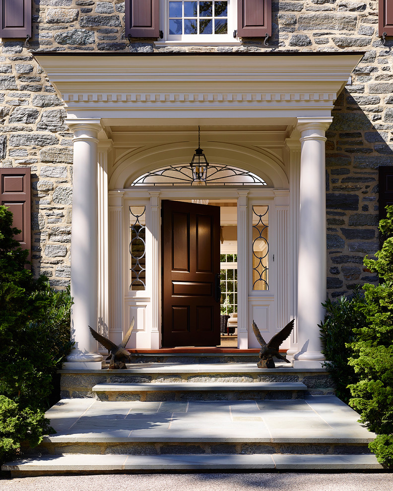 Exemple d'une porte d'entrée chic avec une porte simple et une porte noire.