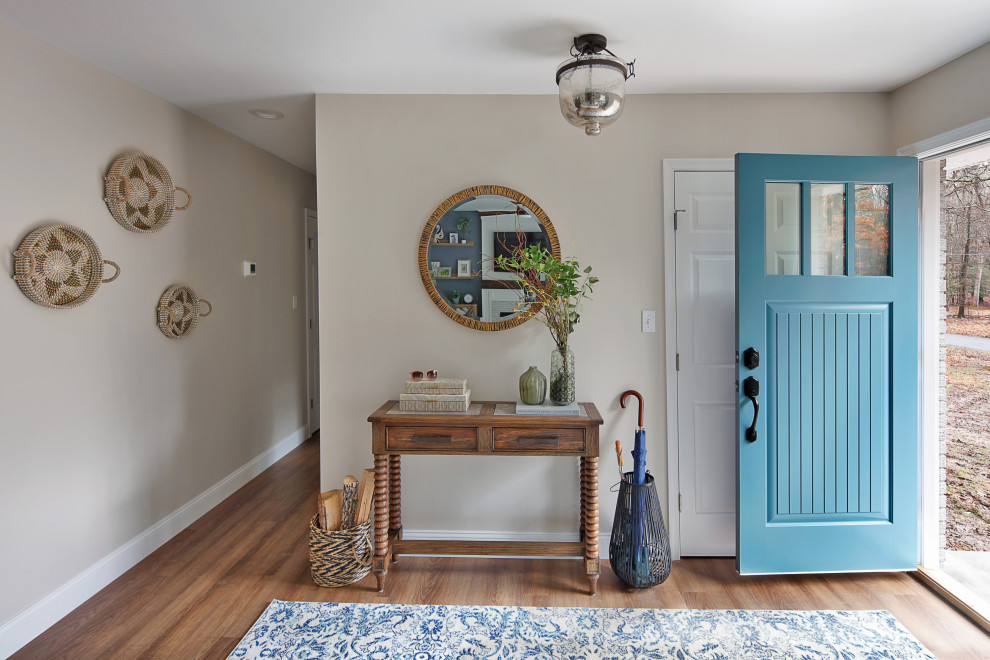 Inspiration för en vintage foajé, med beige väggar, vinylgolv, en enkeldörr, en blå dörr och brunt golv