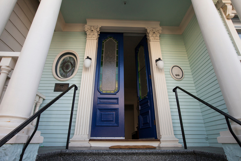 Идея дизайна: входная дверь в стиле фьюжн с двустворчатой входной дверью и синей входной дверью