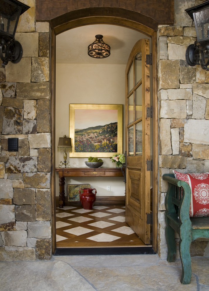 Cette image montre une entrée chalet avec une porte simple et une porte en bois brun.