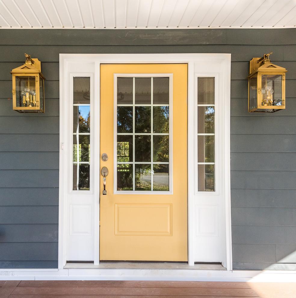 На фото: входная дверь среднего размера в стиле кантри с серыми стенами, одностворчатой входной дверью и желтой входной дверью с