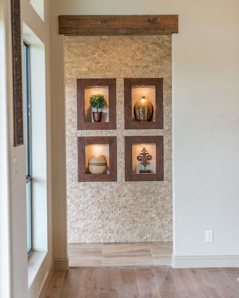 Landhausstil Foyer mit beiger Wandfarbe und Travertin in Austin