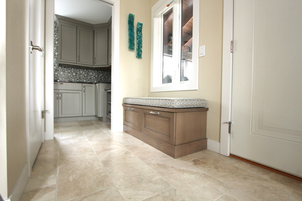 Imagen de vestíbulo posterior clásico renovado pequeño con paredes beige, suelo de travertino, puerta simple, puerta blanca y suelo beige