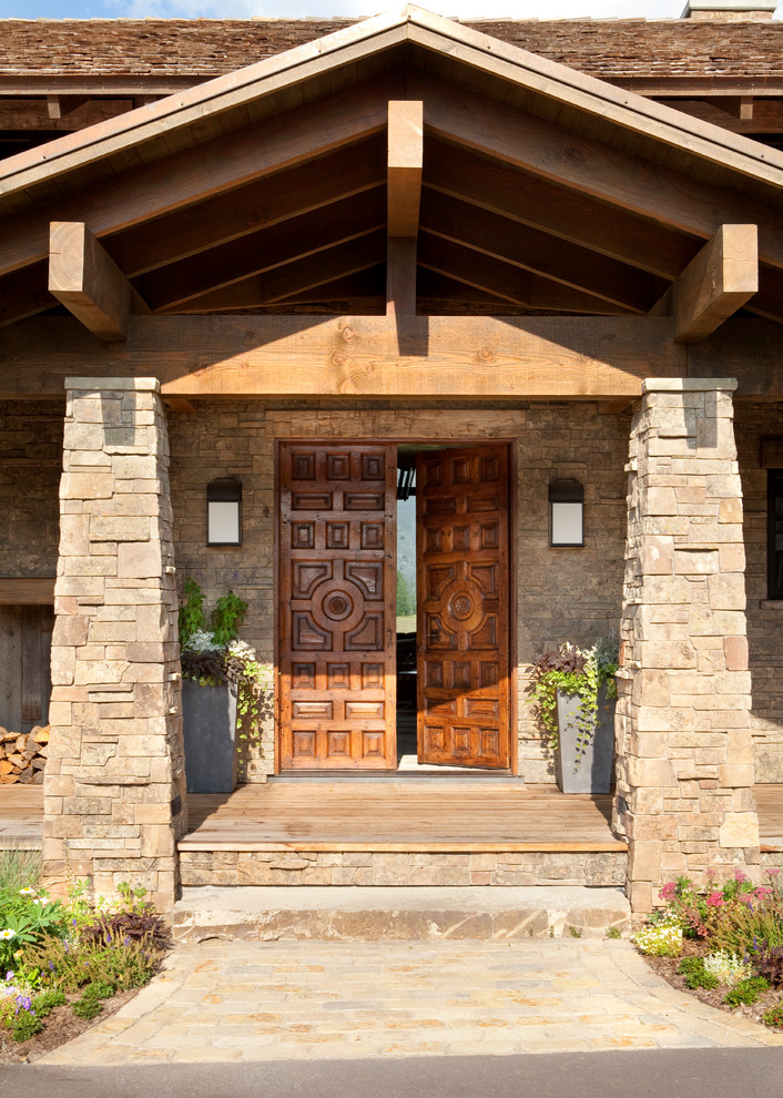Идея дизайна: входная дверь в стиле рустика с двустворчатой входной дверью, входной дверью из дерева среднего тона и белыми стенами