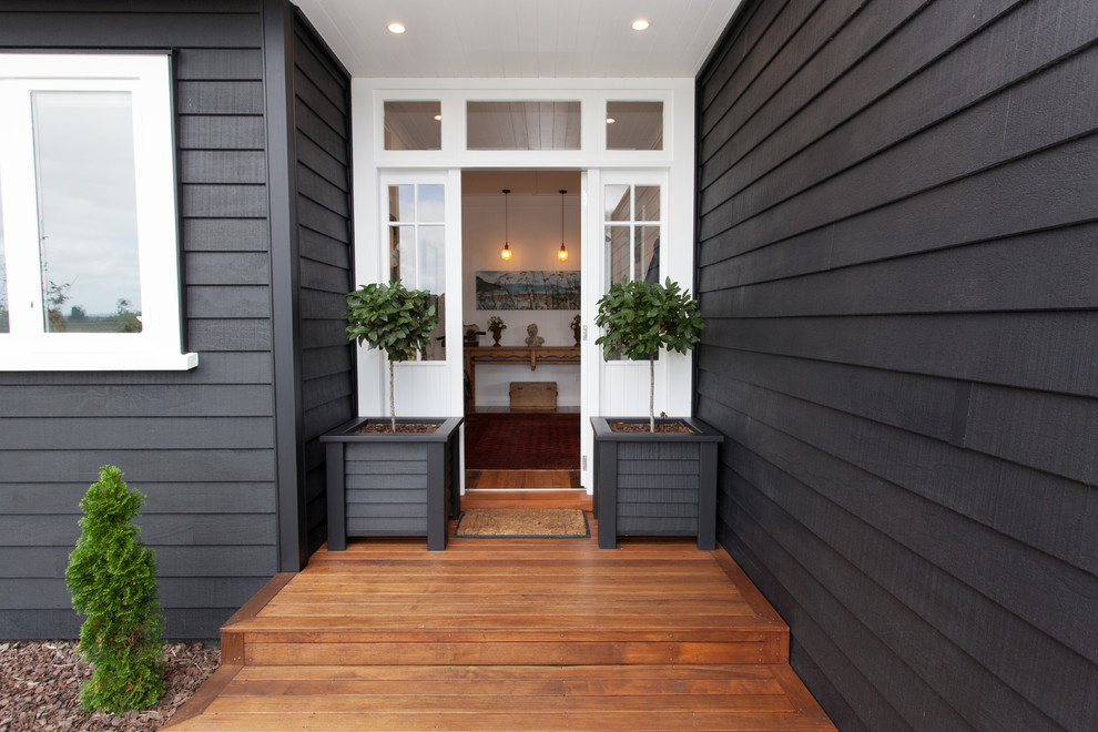 Mittelgroße Haustür mit weißer Wandfarbe, hellem Holzboden, Einzeltür und weißer Haustür in Hamilton