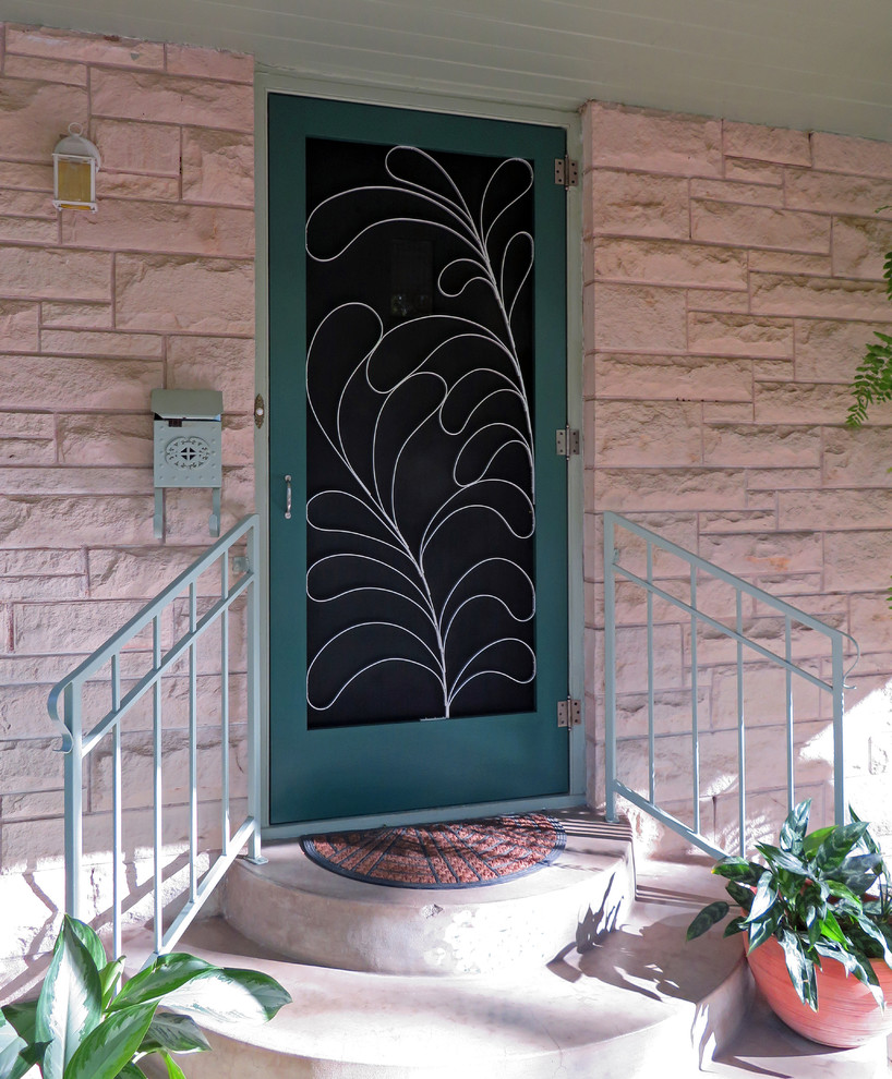 Idée de décoration pour une porte d'entrée tradition de taille moyenne avec sol en béton ciré, une porte simple et une porte verte.