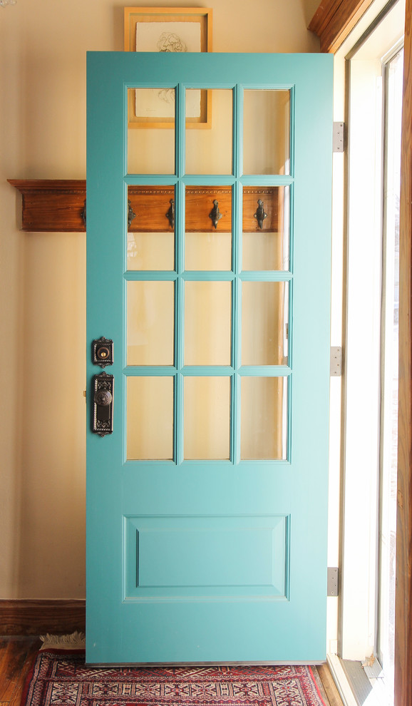 Exempel på en liten lantlig ingång och ytterdörr, med beige väggar, mellanmörkt trägolv, en enkeldörr, en blå dörr och brunt golv
