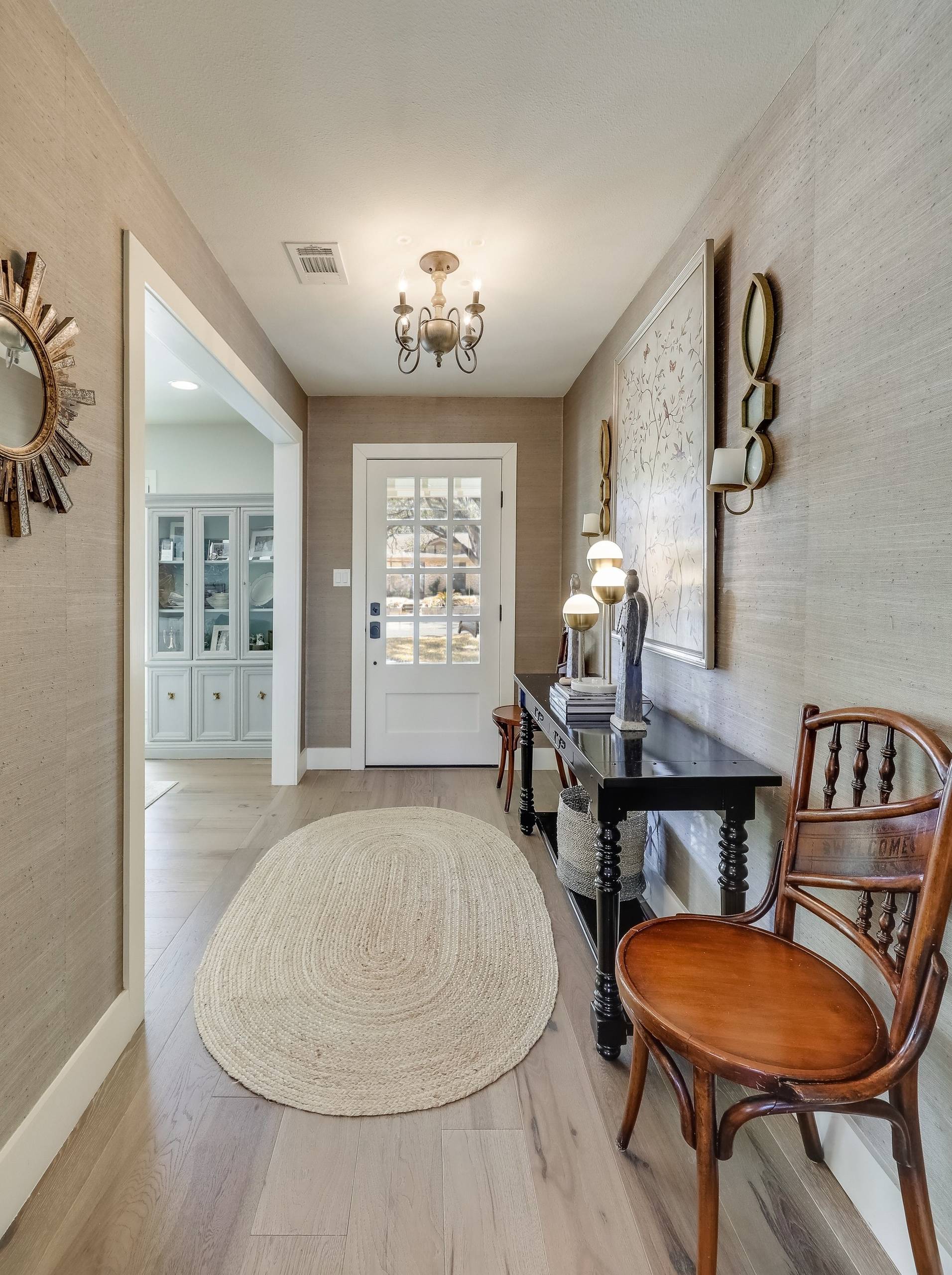 おしゃれな玄関 (白いドア) 画像 - 2021年9月  Houzz (ハウズ)