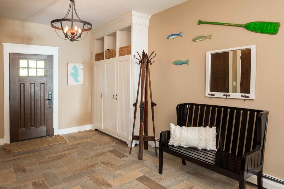 Immagine di un ingresso con anticamera classico di medie dimensioni con pareti beige, pavimento con piastrelle in ceramica, una porta singola, una porta in legno scuro e pavimento marrone