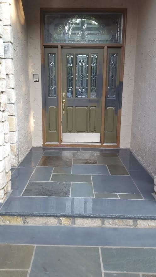 Imagen de puerta principal tradicional renovada de tamaño medio con puerta simple y puerta verde