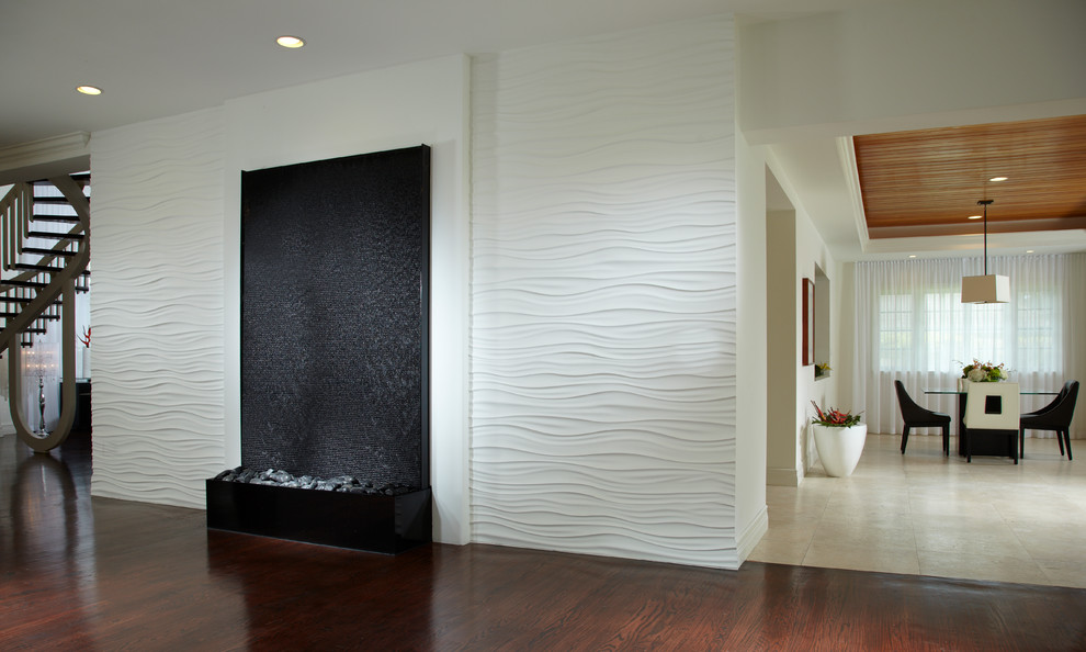 Diseño de entrada contemporánea de tamaño medio con paredes blancas, suelo de madera oscura, puerta de vidrio y suelo marrón