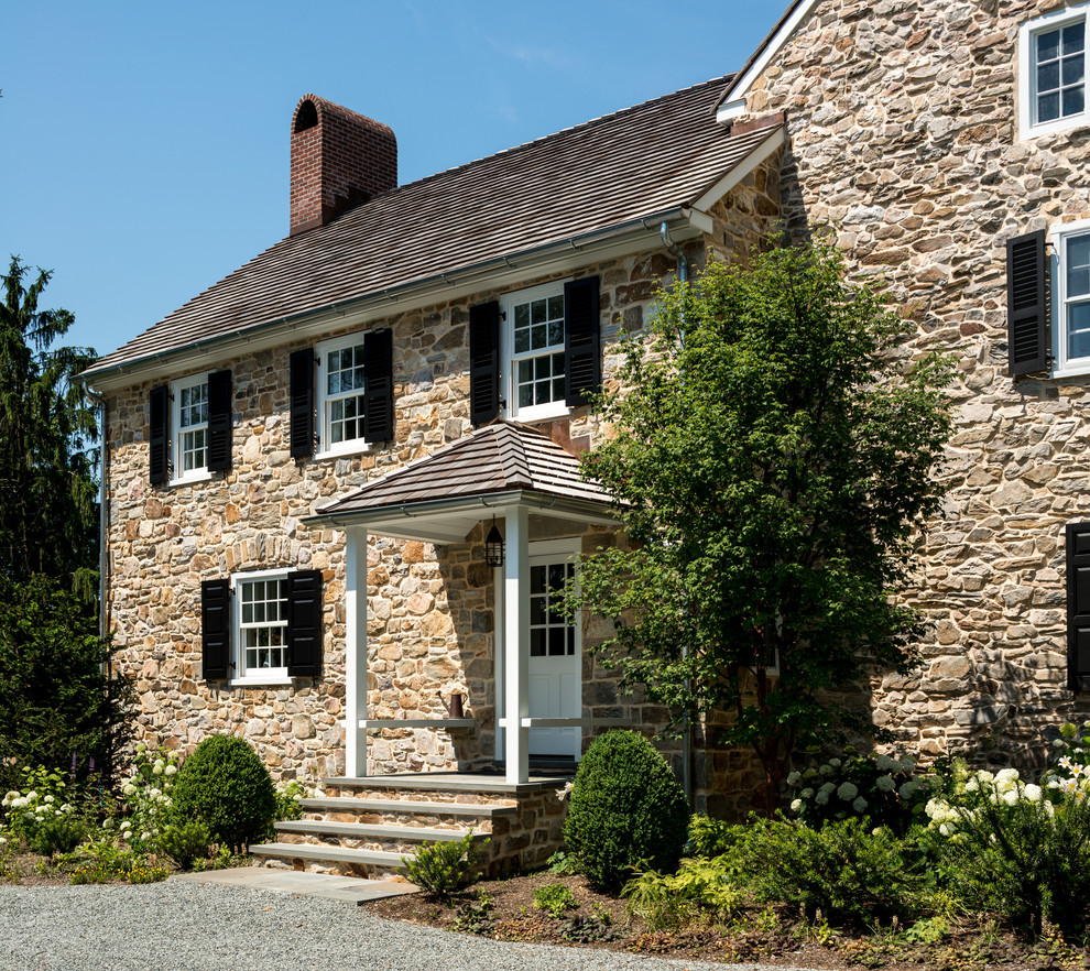 Klassische Haustür mit Einzeltür und weißer Haustür in Philadelphia