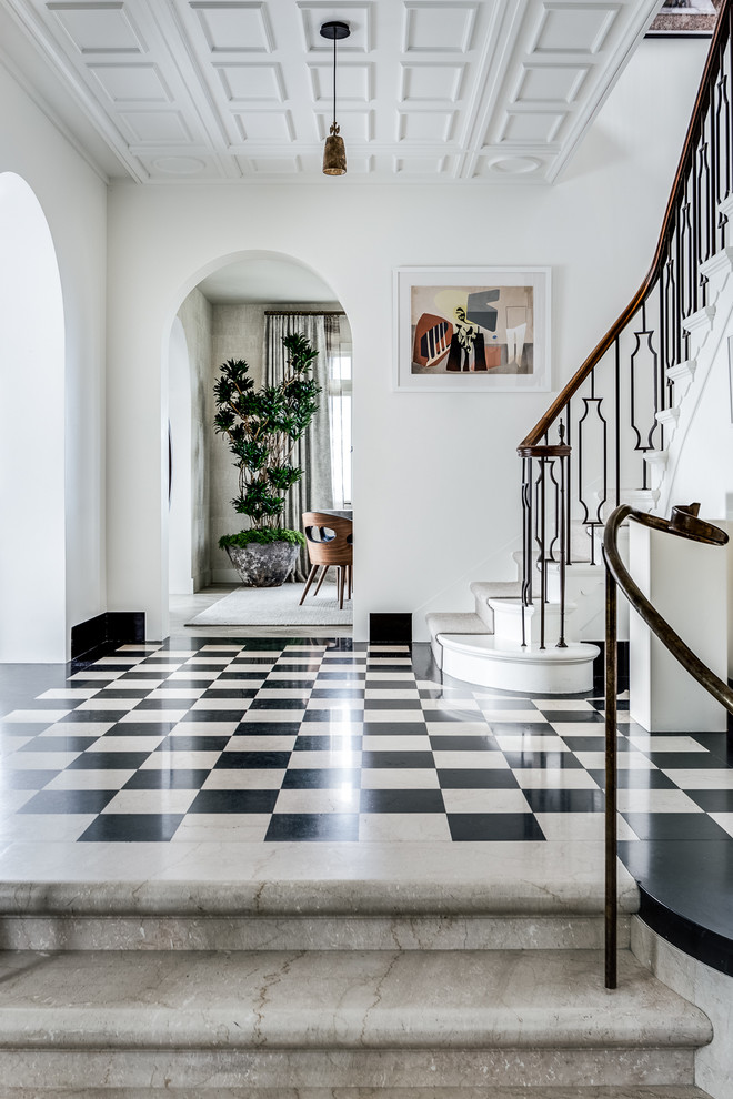 Inspiration för klassiska foajéer, med vita väggar och flerfärgat golv