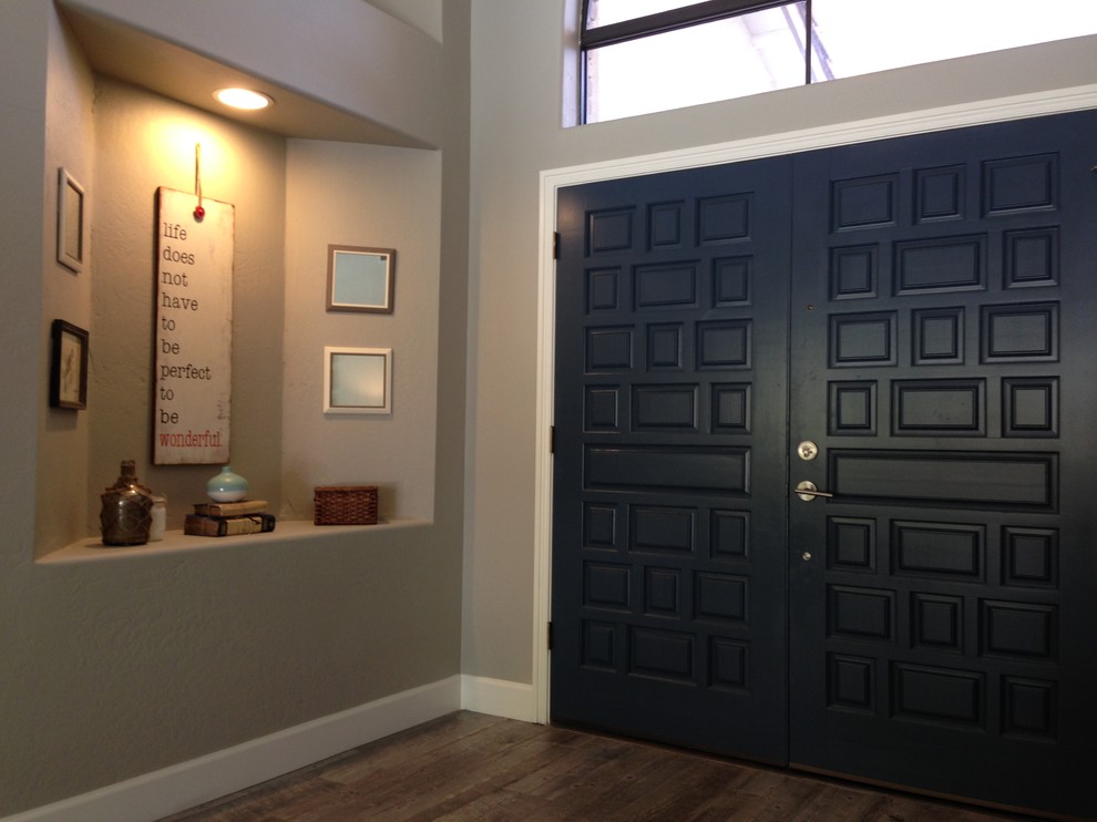 フェニックスにあるトランジショナルスタイルのおしゃれな玄関ロビー (グレーの壁、磁器タイルの床、青いドア) の写真