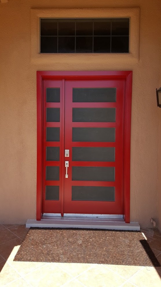 На фото: входная дверь среднего размера в современном стиле с коричневыми стенами, одностворчатой входной дверью и красной входной дверью с