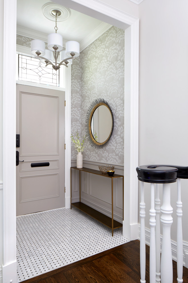 Kleines Klassisches Foyer mit grauer Wandfarbe, Marmorboden, Einzeltür, grauer Haustür und weißem Boden in Toronto
