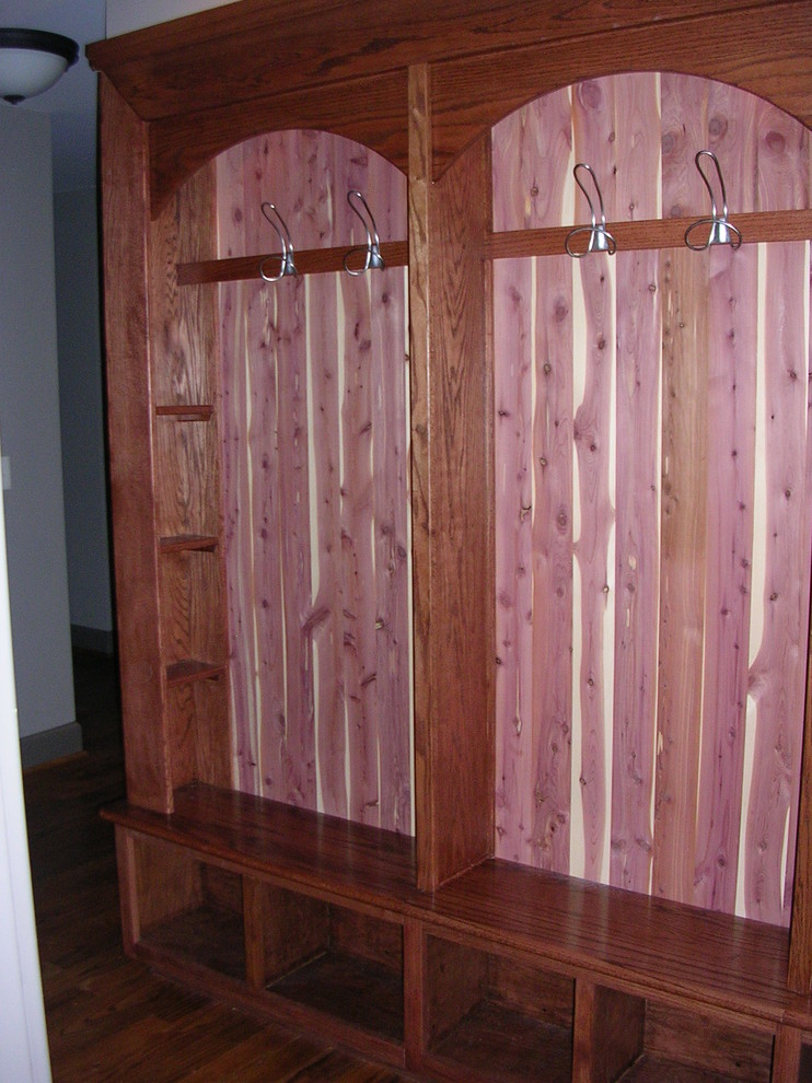 Ejemplo de vestíbulo posterior rústico de tamaño medio con suelo de madera en tonos medios