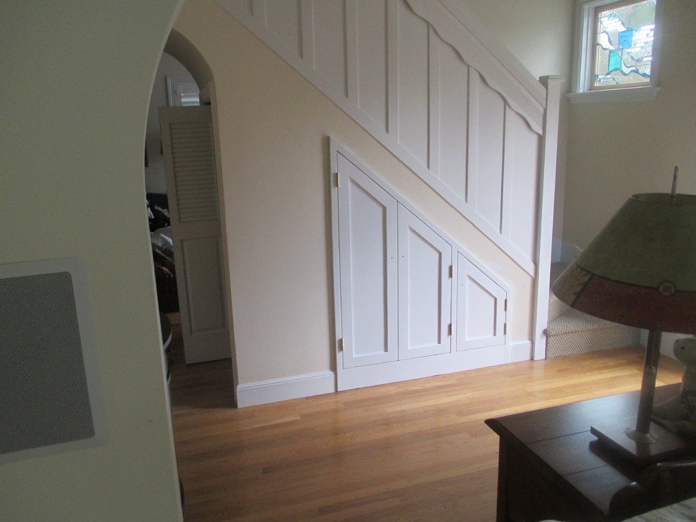 Modelo de puerta principal tradicional de tamaño medio con paredes beige, suelo de madera en tonos medios y puerta simple