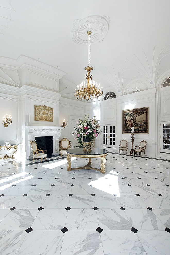 Inspiration pour un très grand hall d'entrée traditionnel avec un mur blanc, un sol en marbre et un sol blanc.