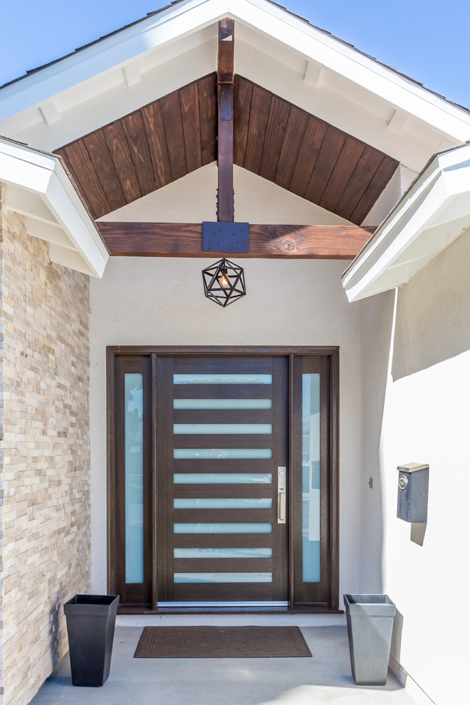Idée de décoration pour une porte d'entrée tradition de taille moyenne avec une porte simple et une porte en bois foncé.