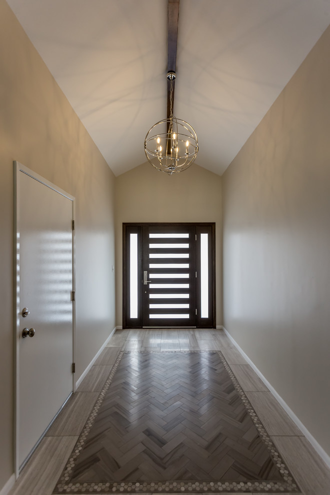 Mittelgroßes Klassisches Foyer mit beiger Wandfarbe, Porzellan-Bodenfliesen, Einzeltür, dunkler Holzhaustür und buntem Boden in Los Angeles