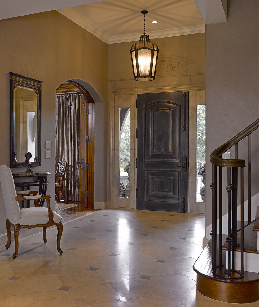 На фото: фойе в классическом стиле с одностворчатой входной дверью и черной входной дверью