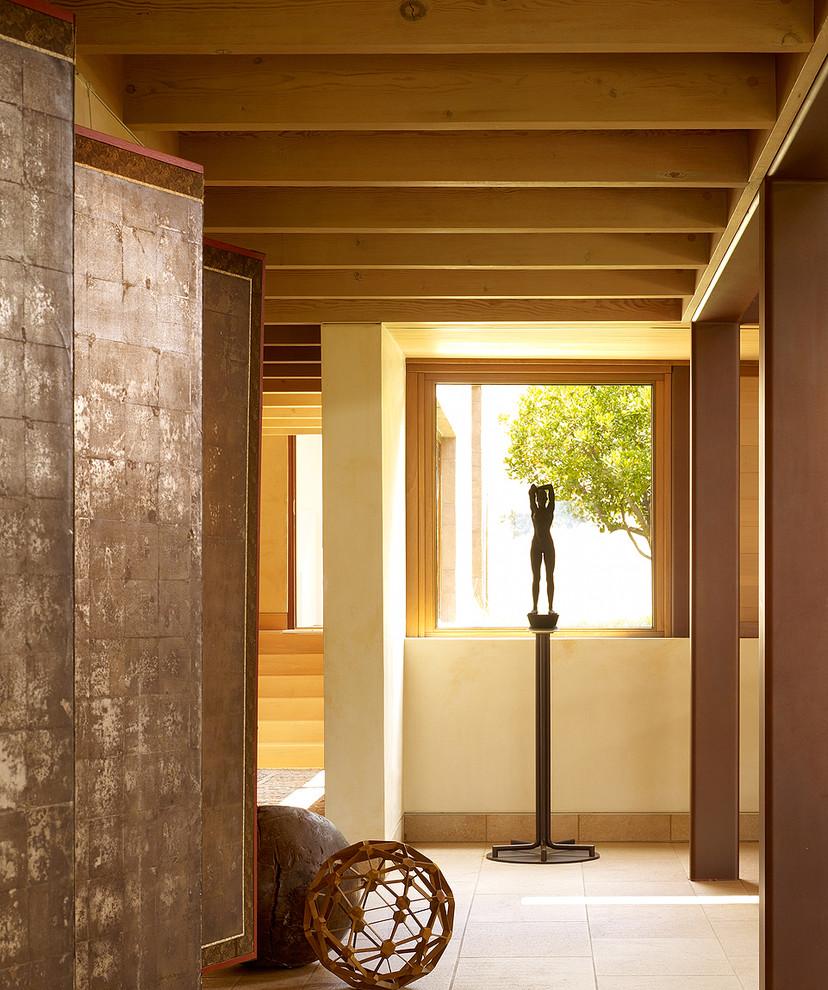 Ejemplo de hall contemporáneo grande con paredes beige, suelo de baldosas de cerámica, puerta simple y suelo beige