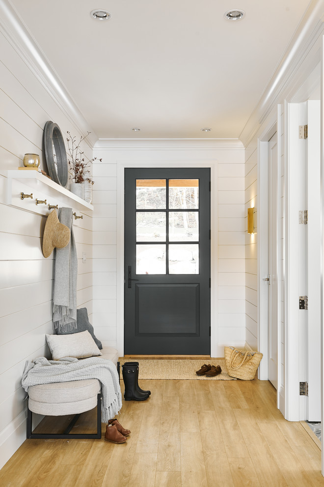 Idées déco pour une petite porte d'entrée bord de mer avec un mur blanc, un sol en vinyl, une porte simple, une porte grise et un sol beige.